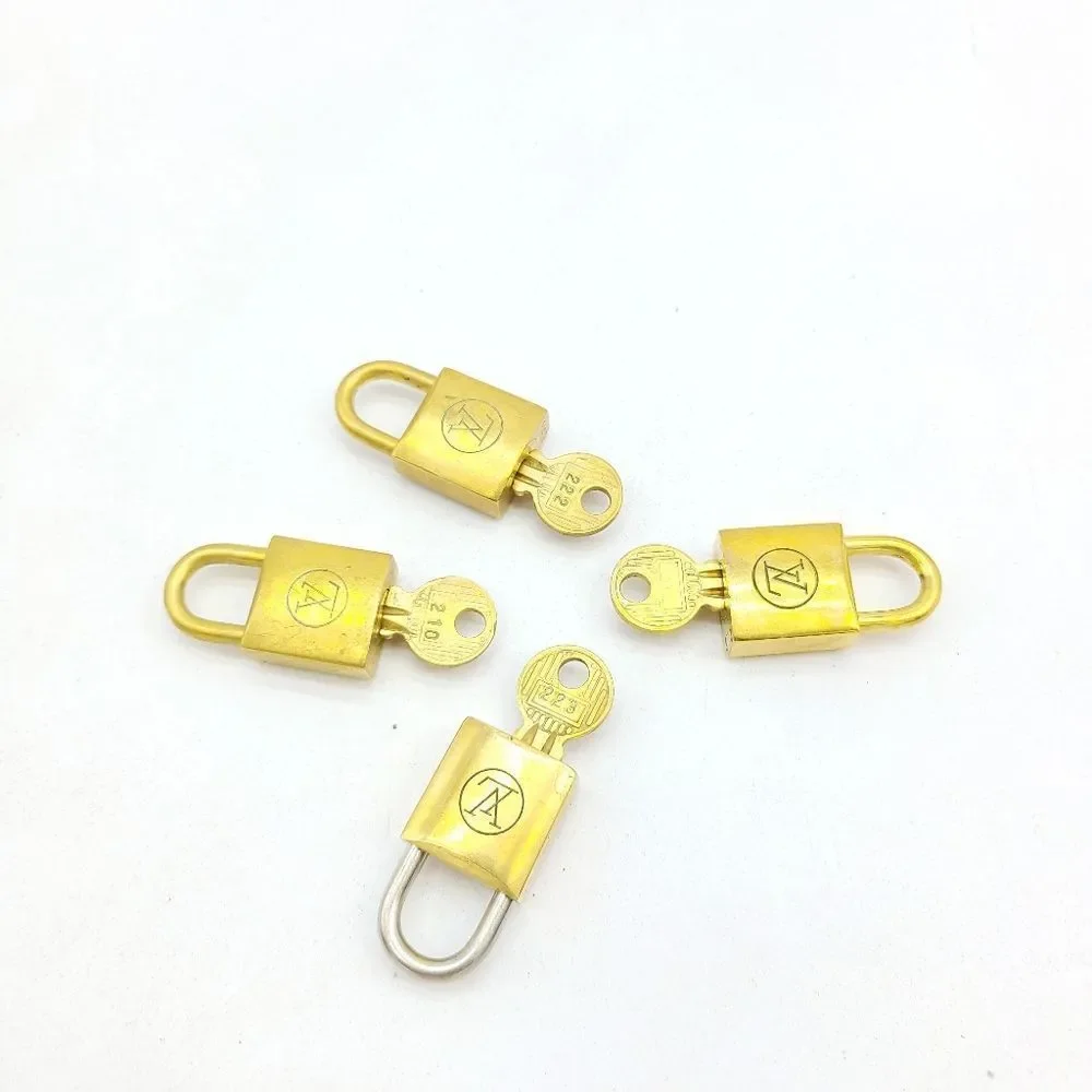 One Louis Vuitton Key Set_2